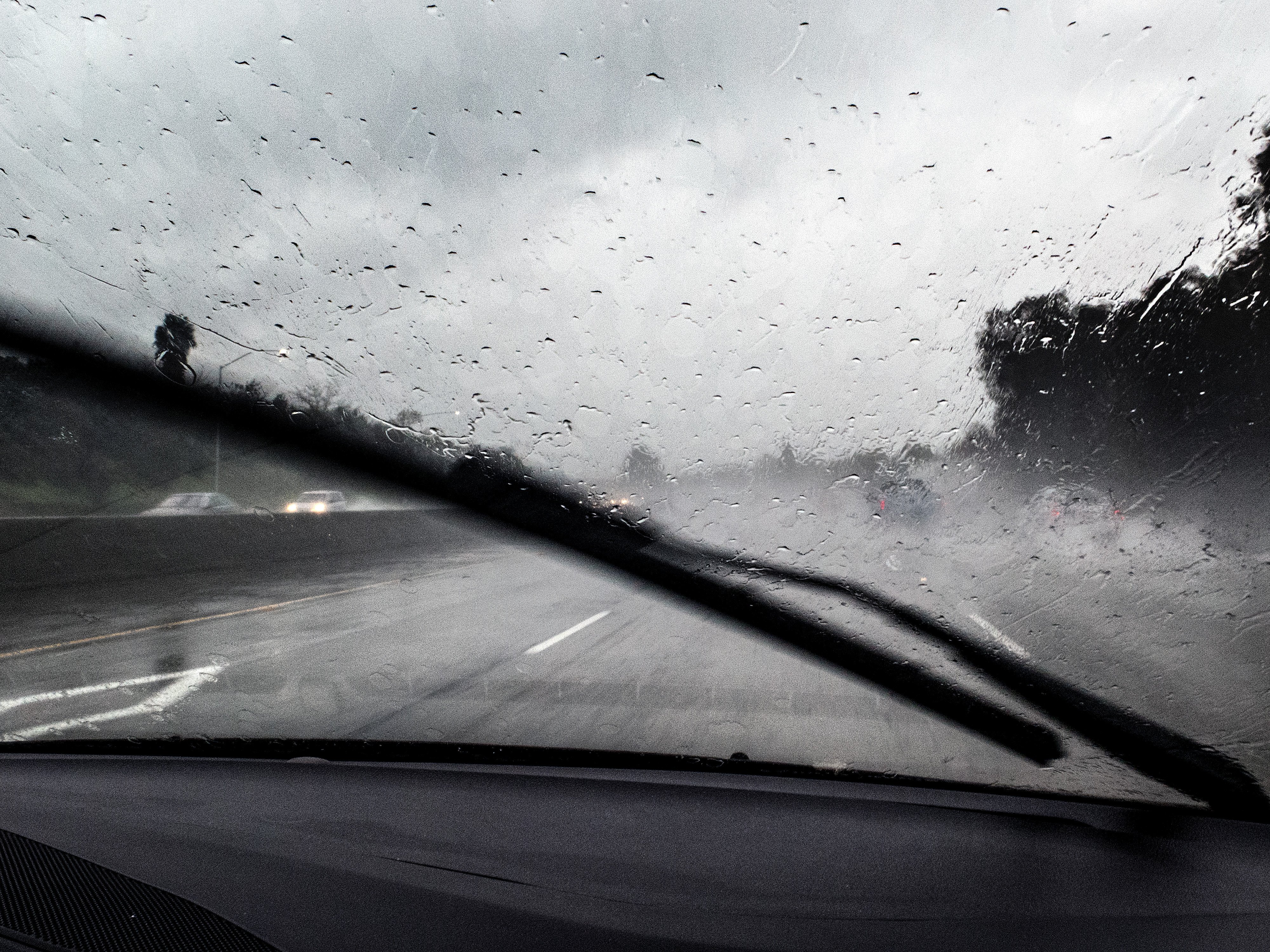 Непогода неправда. Дождь из окна машины. Лобовое стекло в каплях дождя. Дождик на стекле машины. Вид из окна машины дождь.