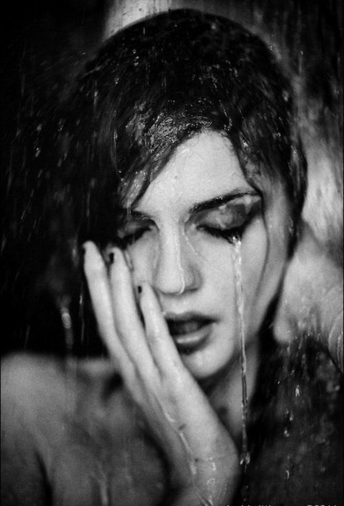 Девушка плачет за окном, на улице дождь и тоска