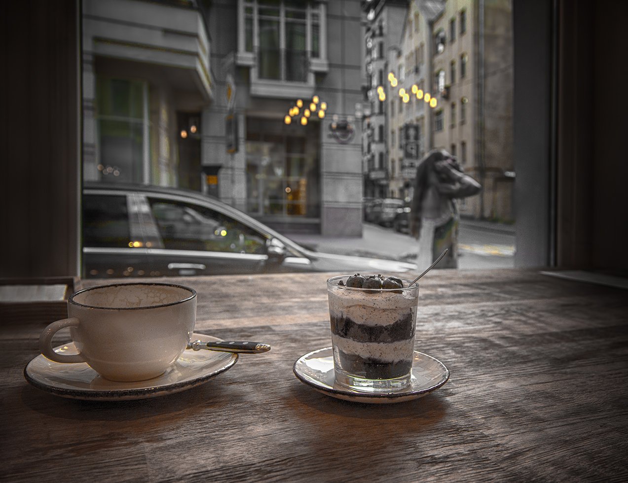 Кофе городок. Кофе в кафе. Осень дождь кафе. Вид из окна кофейни. Кофе с видом на город.
