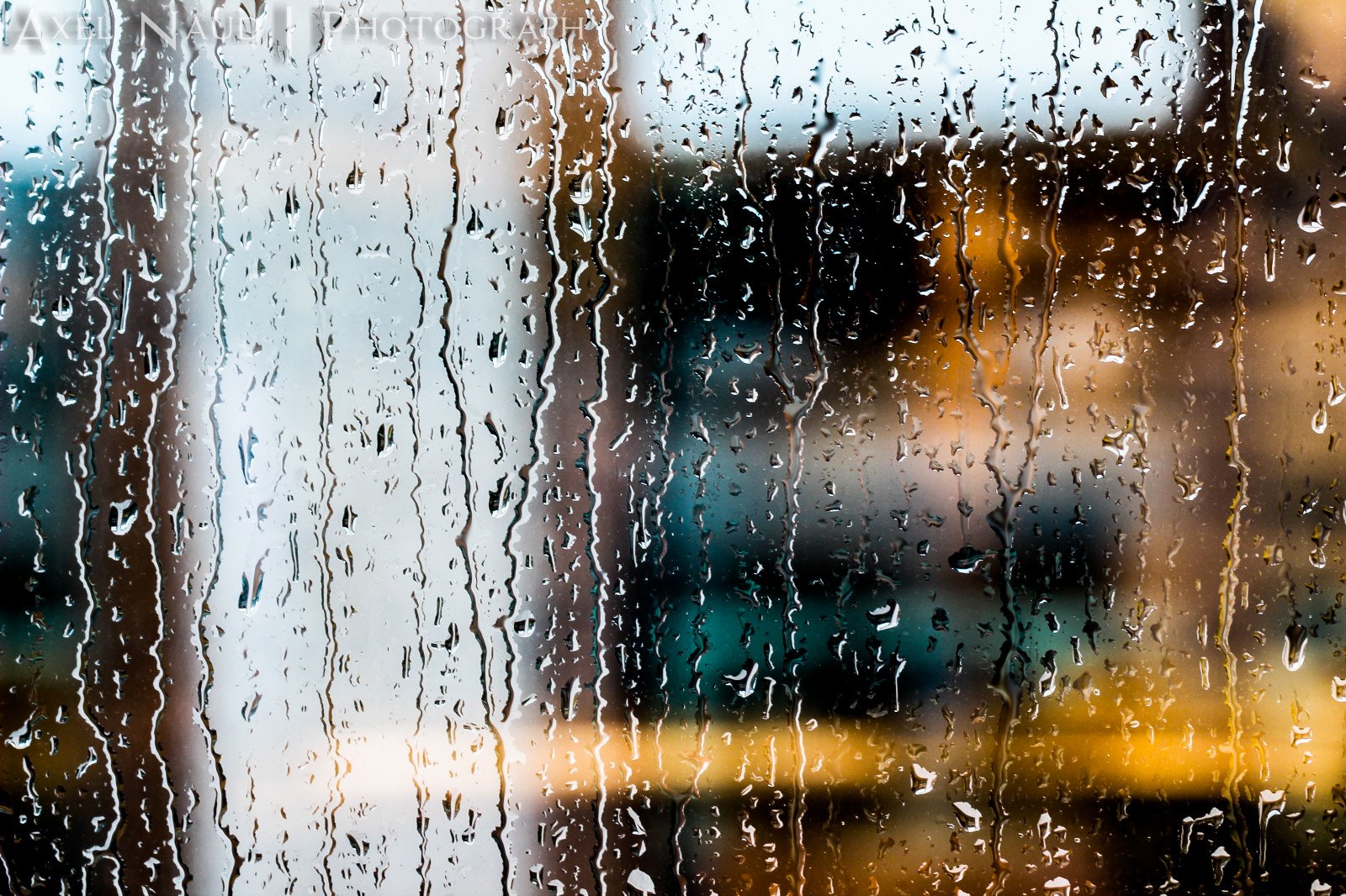 Попросить дождя. Капли на стекле. Дождь в окне. Дождь за окном. Дождливое окно.