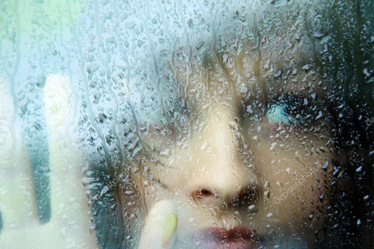 Пробравшись 1 через мокрый. Девушка за мокрым стеклом. Девушка у окна дождь. Дождь за окном. Женщина у дождливого окна.