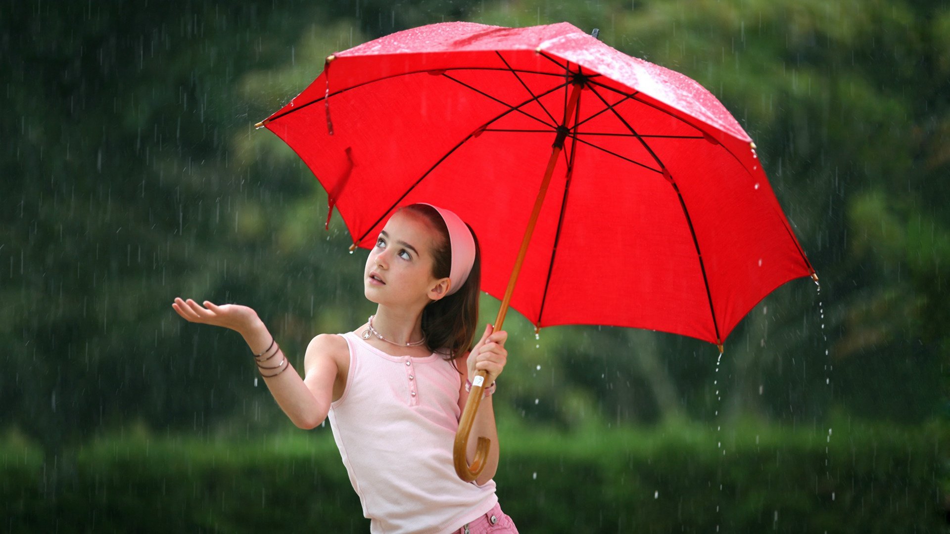 Любимый зонтик. Девушка с зонтом. Девочка с зонтиком. Под зонтиком. Человек под зонтом.