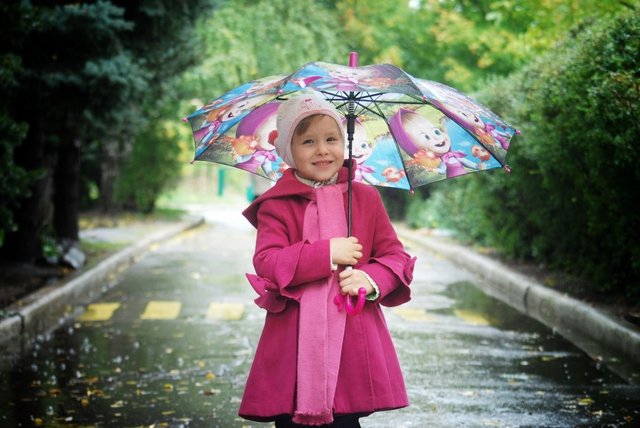 Дети под зонтиком. Зонтик для детей. Дети под зонтом. Девочка с зонтиком. Фотосессия с зонтиком дети.