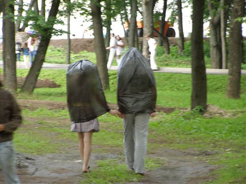Пакет на голове от дождя