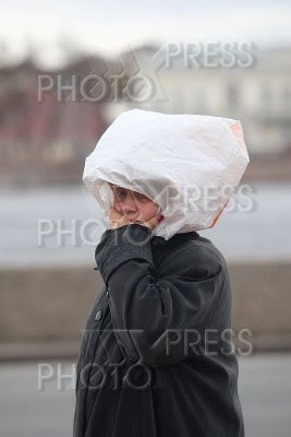 Пакет на голове от дождя