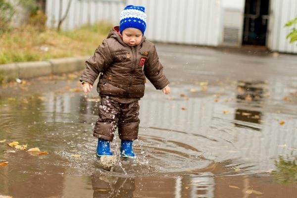 Мальчик по лужам