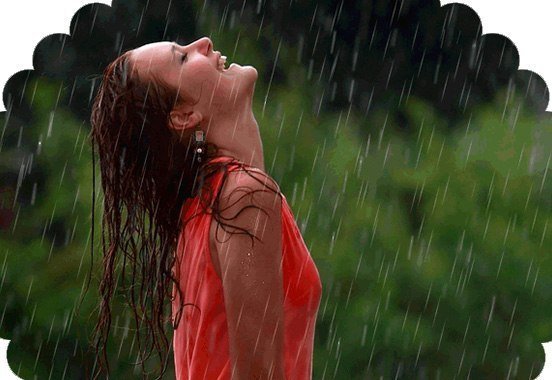 Девушка под летним дождем