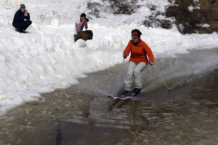 Село качки занесенное снегом оттаивает. Лыжник в луже. Лыжи и лужи. На лыжах по лужам. На лыжах по воде зимой.