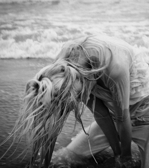 Блондинка в слезах