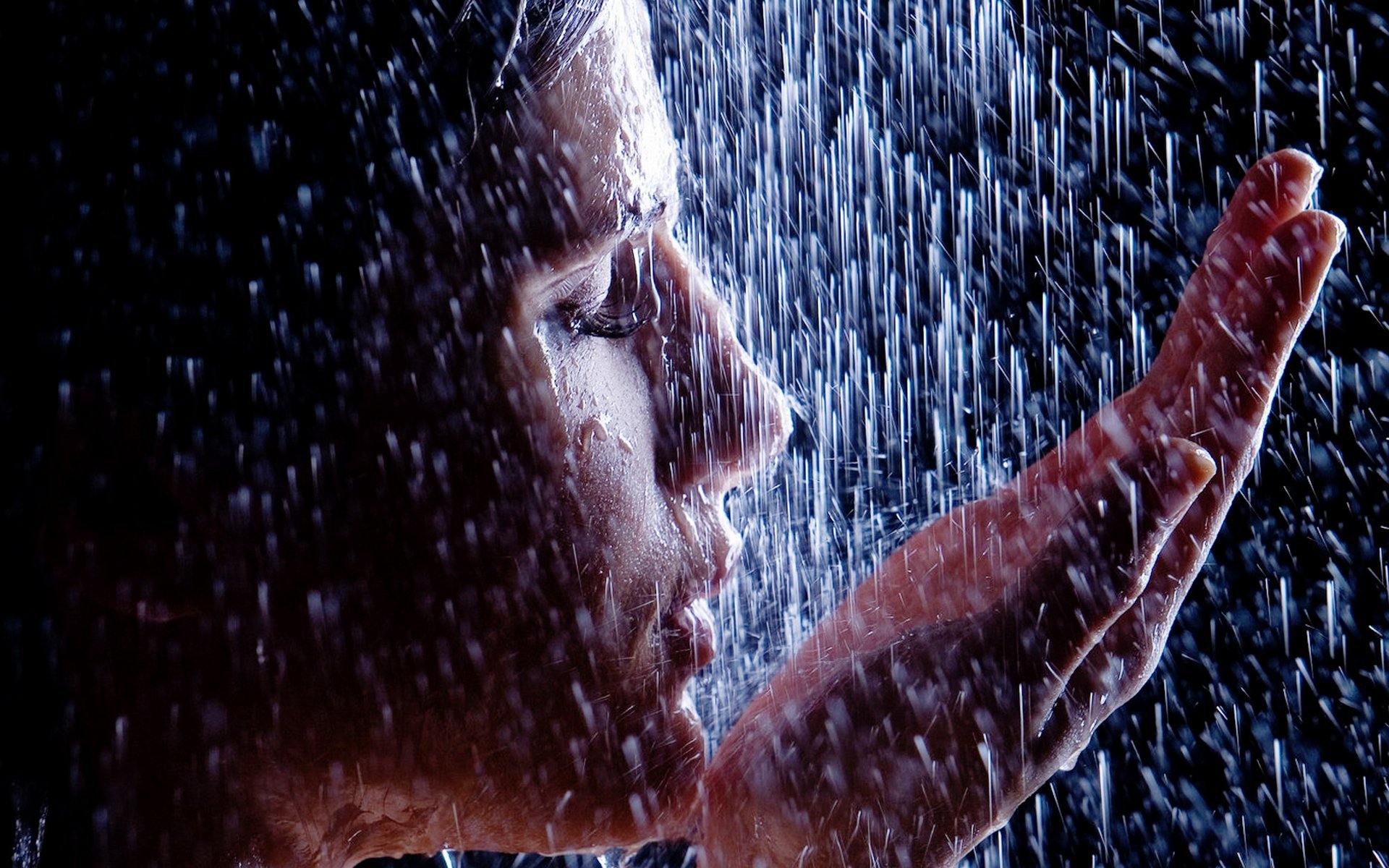 Под струями душа. Женщина под дождем. Девушка дождь. Лицо под дождем. Дождь плачет.