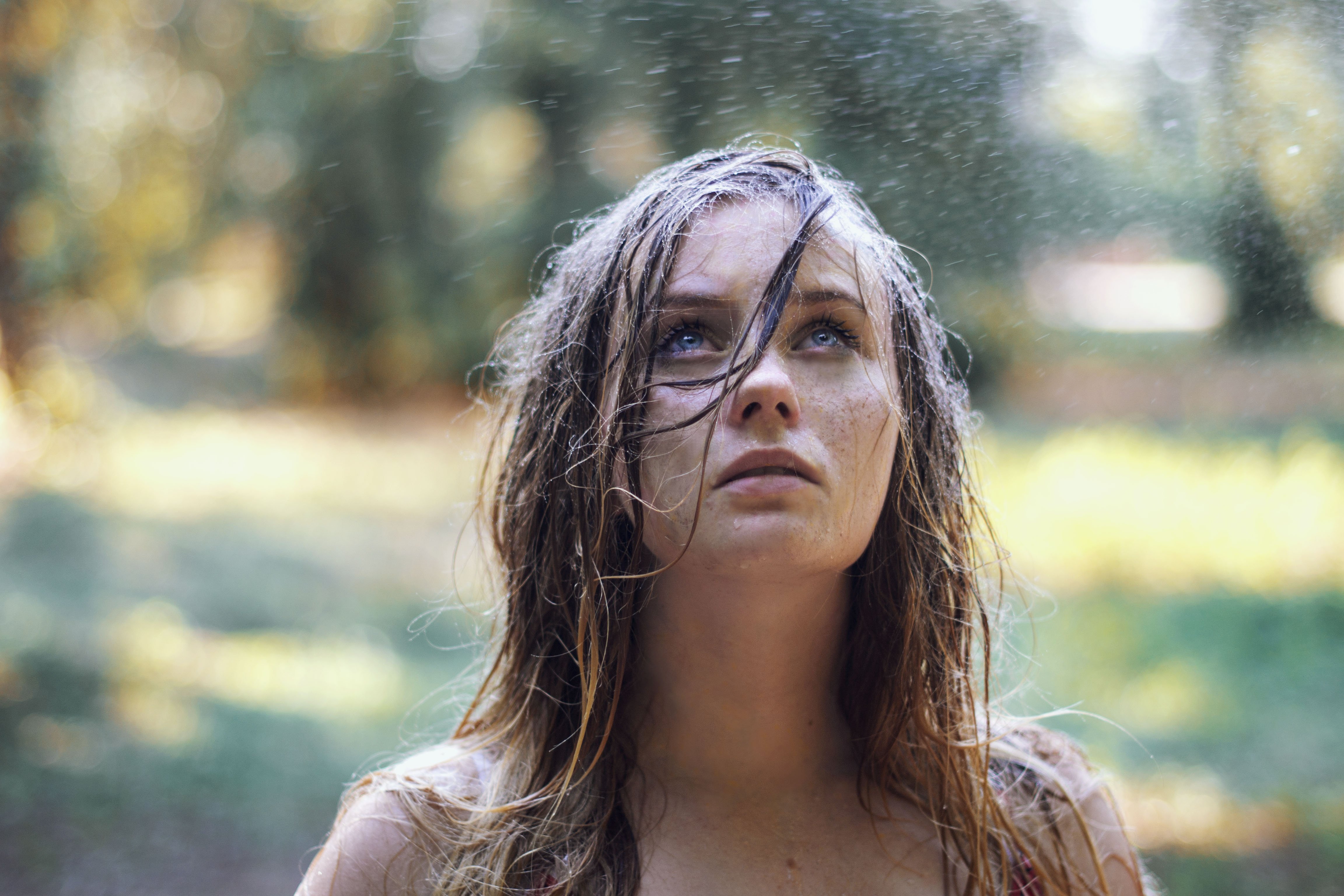 Девушка пода. Девушка под дождем. Девушка дождь. Девушка с мокрыми волосами. Фотосессия с мокрыми волосами.
