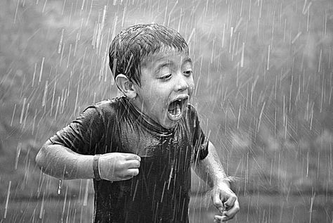 Дети радуются дождю
