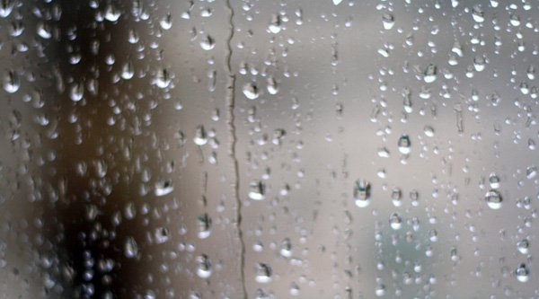Дождь барабанит по стеклам
