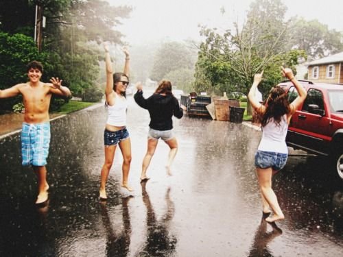 Друзья гуляют под дождем