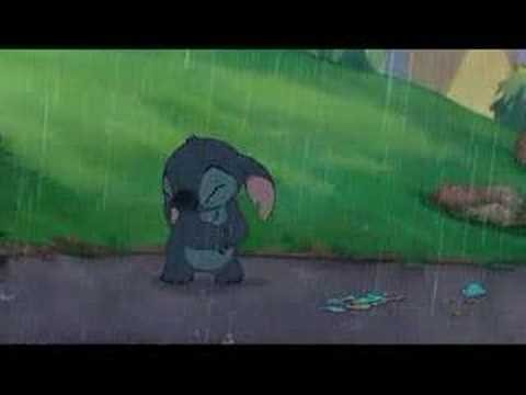 Стич плачет под дождем