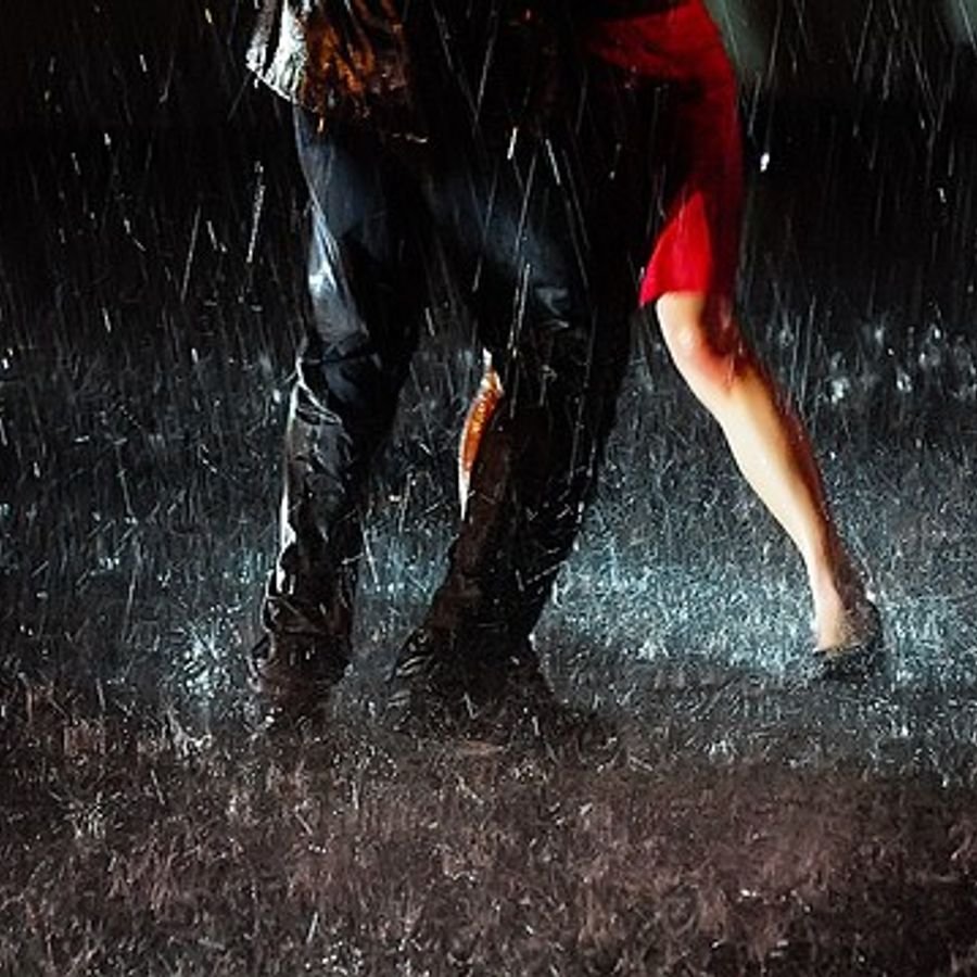 Дождь пародия. Танцы под дождем. Девушка под дождем. Танец дождя. Танцующие под дождем.