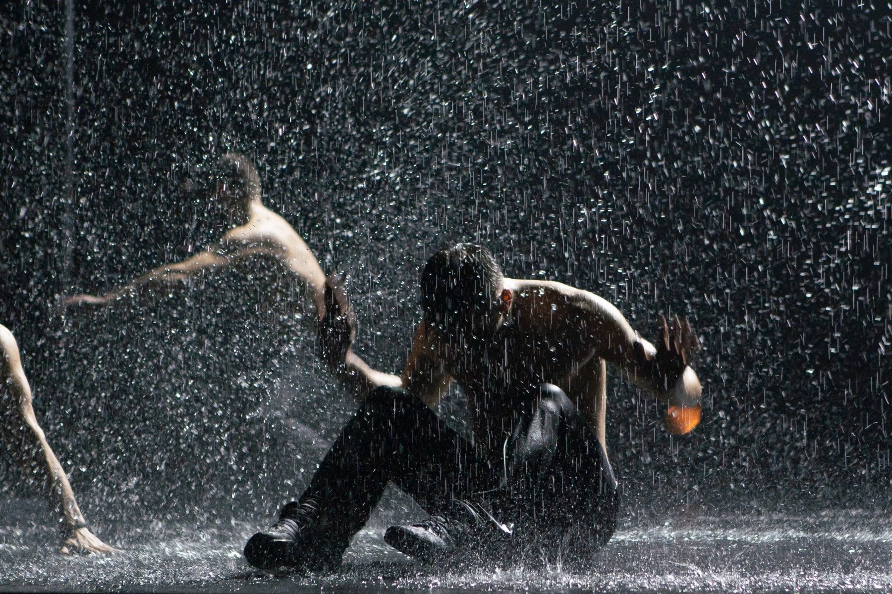 Танцы парни под песню. Танцы под дождем. Под дождем. Танцующие под дождем. Парень под дождем.