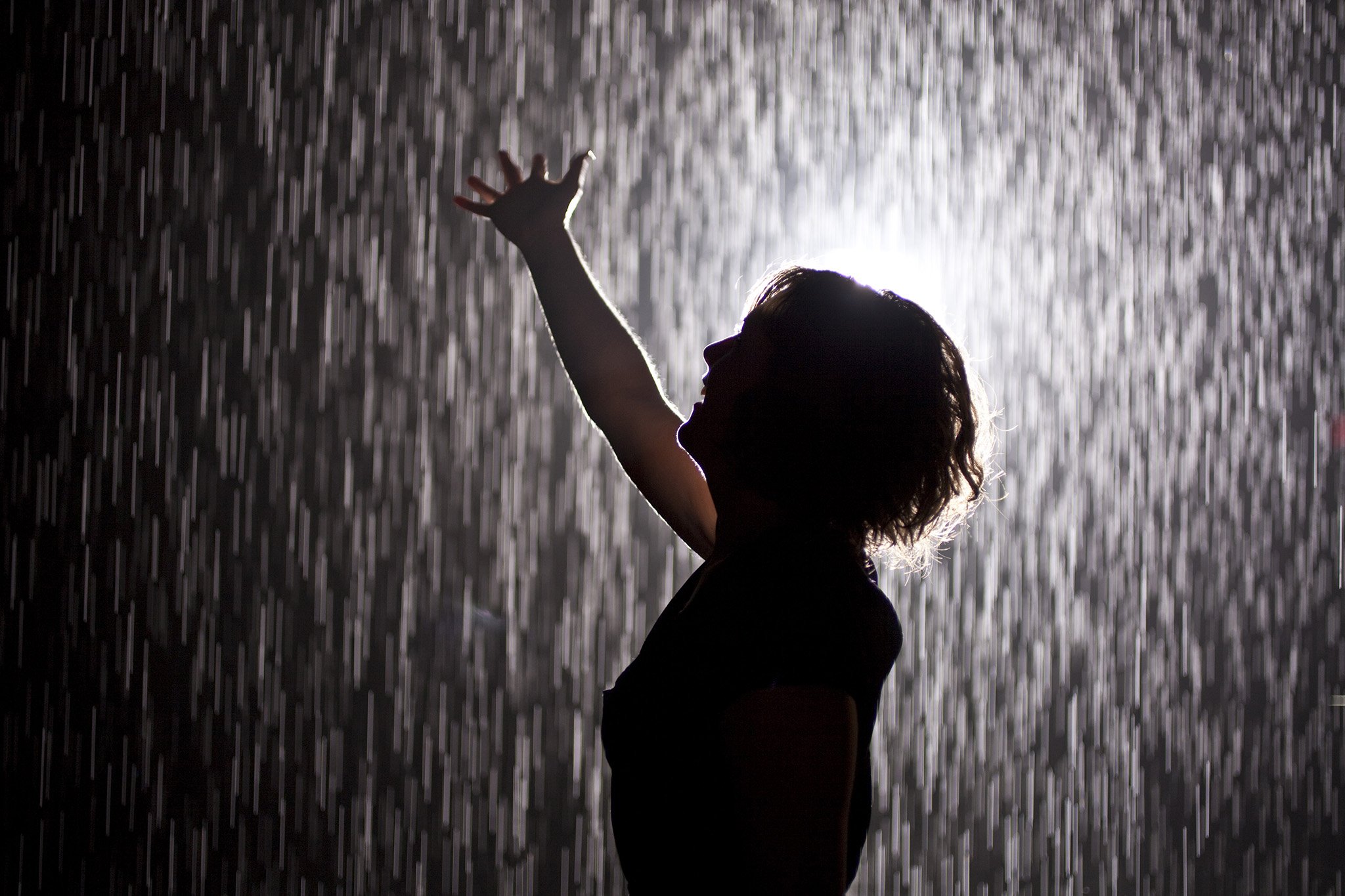 Org rain. Девушка дождь. Под дождем. Женщина под дождем. Девушка танцует под дождем.