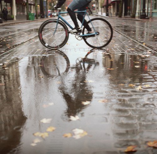 На велосипеде под дождем