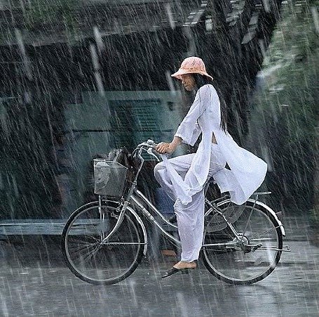 Велосипедист под дождем