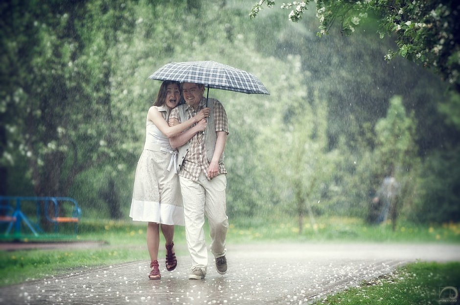 Гулять зонтиком. Мужчина и женщина под зонтом. Влюблённые под дождём. Прогулка под дождём. Парень и девушка под зонтом.