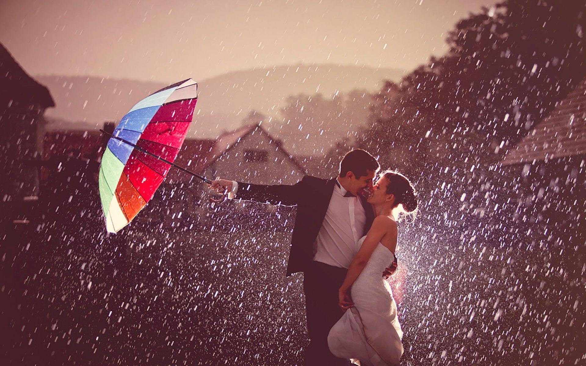 She s in the rain. Влюбленные под дождем. Любовь под дождем. Дождь любви. Свадебная фотосессия в дождь.