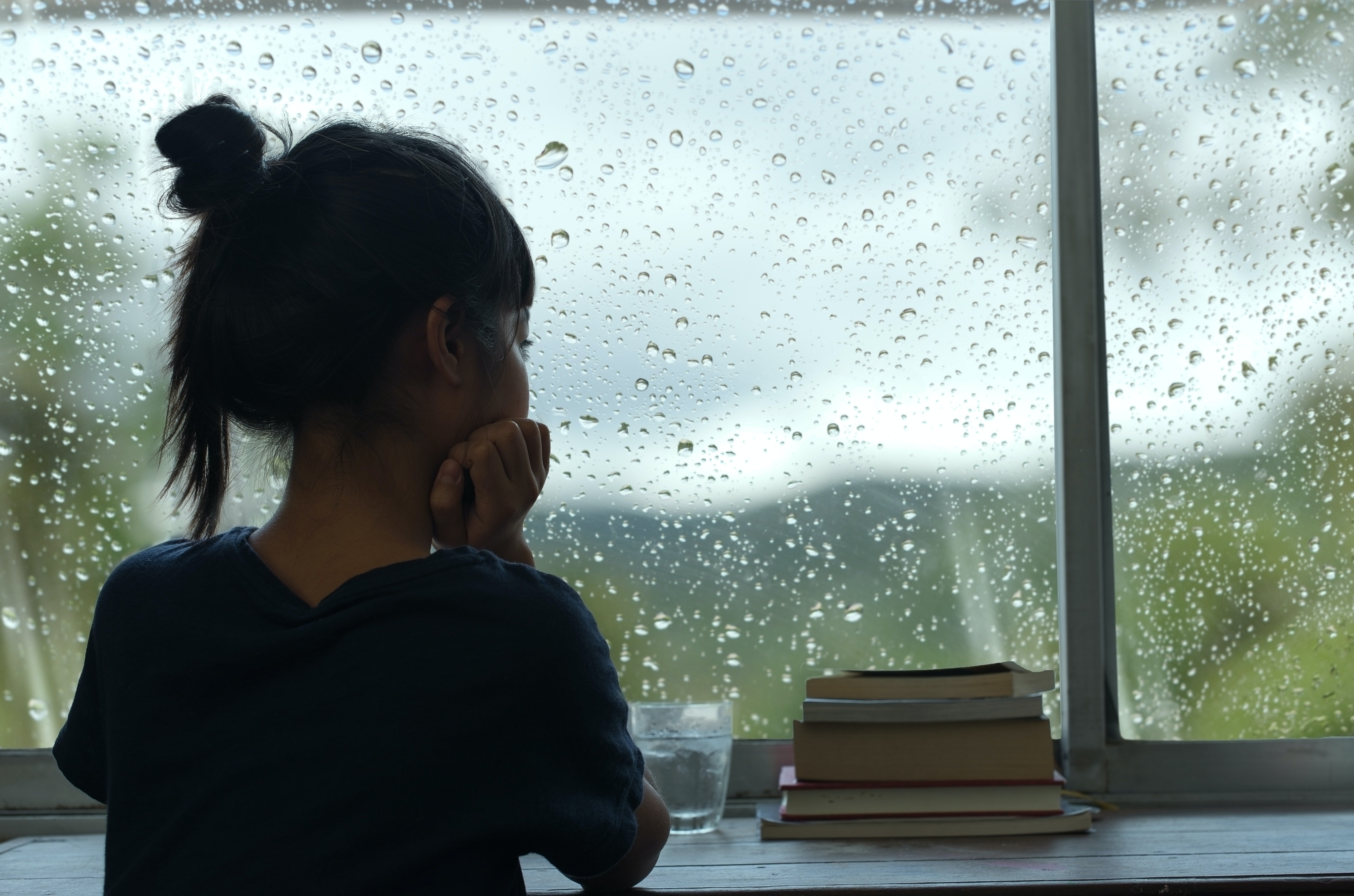 I looked out of the window. Девушка у окна дождь. Девушка за окном дождь. Человек у окна дождь. Девочка у окна.