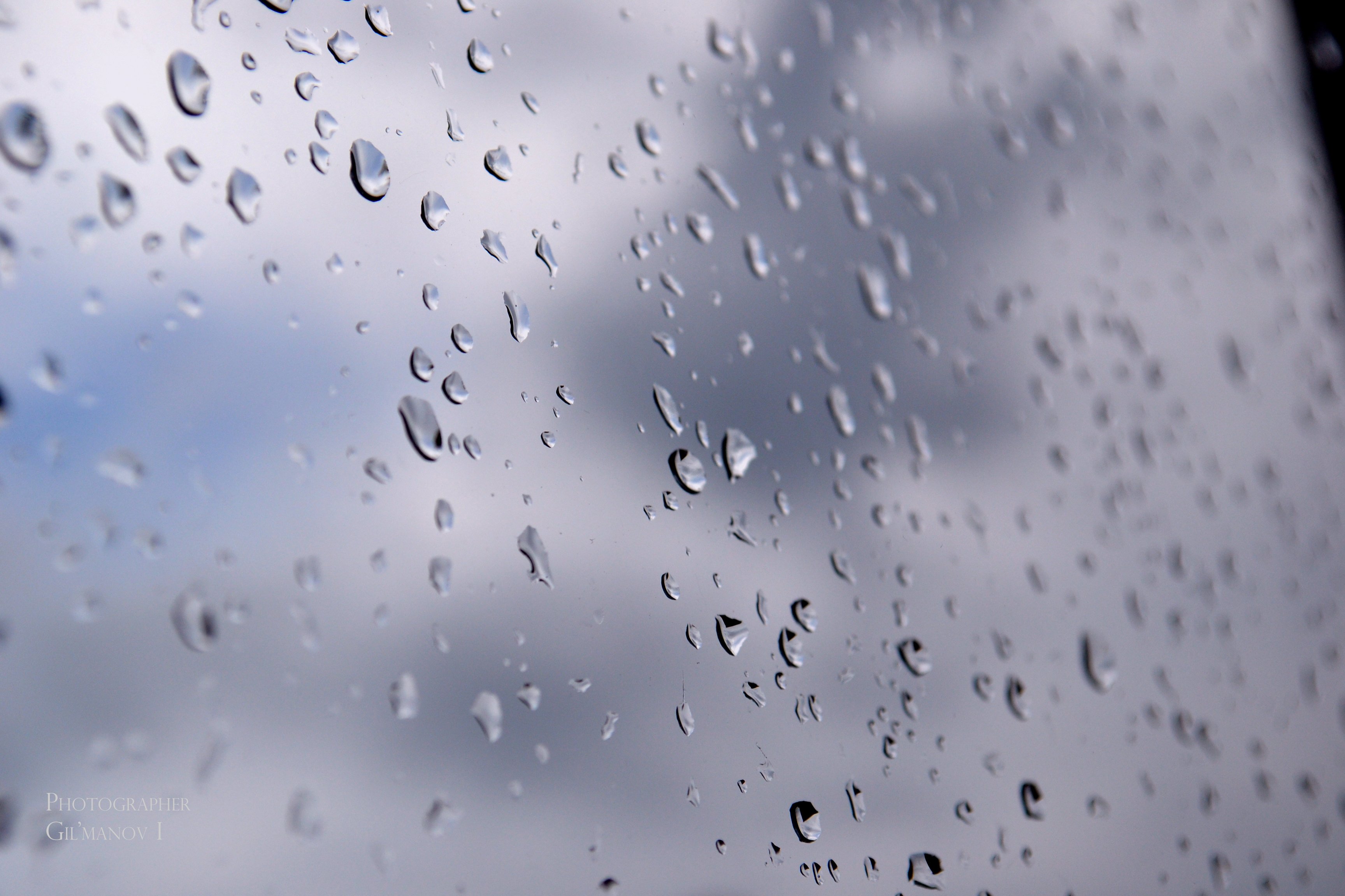 Картинка капли дождя. Капли дождя. Капли на стекле. Капли дождя на стекле. Капли дождя на окне.