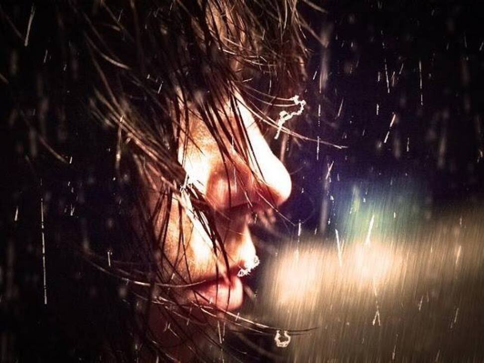 Слезы под дождем. Грустная девушка под дождем. Плачущая девушка под дождем. Девушка плачет под дождем. Девушка под дождем без лица.