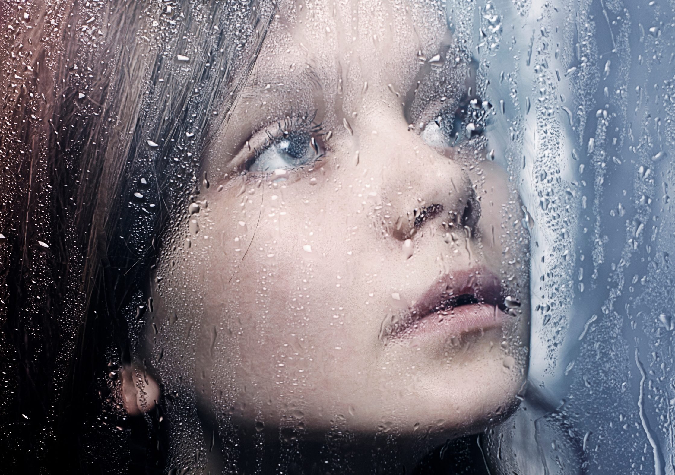 Глаза наполненные водой. Фотосессия с мокрым стеклом. Грустная девушка. Девушка за мокрым стеклом. Девушка с грустными глазами.