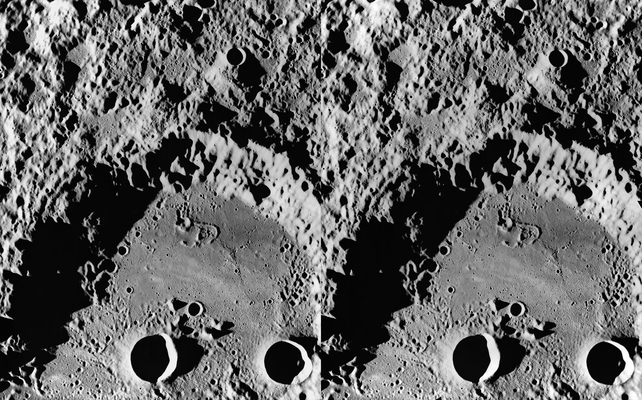 Первые снимки обратной стороны луны. Кратер Ван де Грааф на Луне. Снимки обратной стороны Луны высокого разрешения. Обратная сторона Луны. Спутник на обратной стороне Луны.