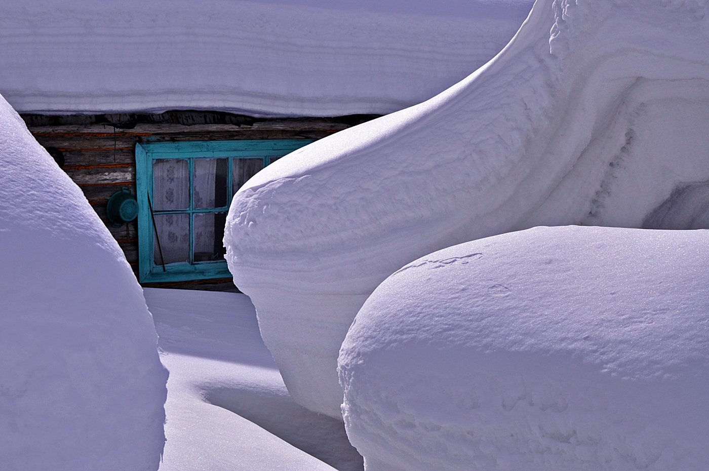 Сугробы бывают. Сугроб. Снежный домик. Много снега. Дом занесло снегом.