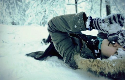 Пацан в снегу