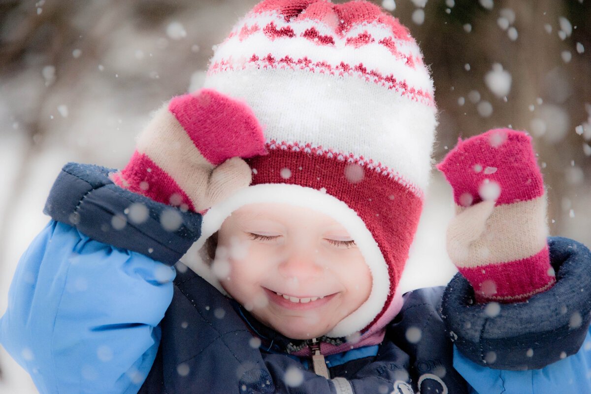 Малыши снежки. Дети зимой. Дети зима снег. Зимние радости. Дети радуются снегу.