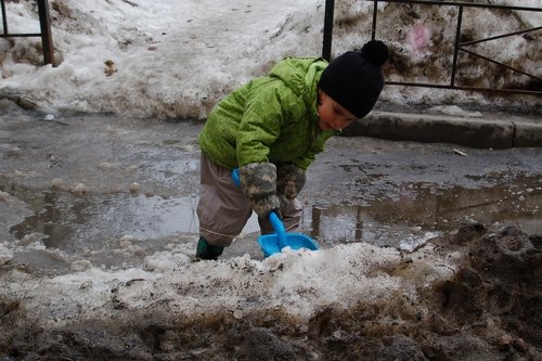 Грязный снег весной