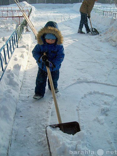 Дети убирают снег