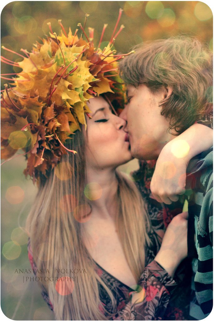 Summer kiss. Поцелуй осени. Влюбленные в венках. Осенний поцелуй. Теплый поцелуй осени.