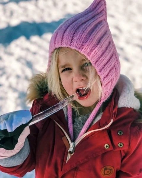 Облизывает сосульку