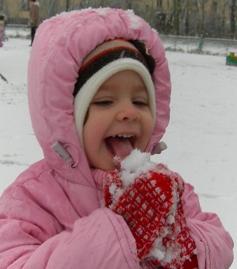 Ребенок ест снег