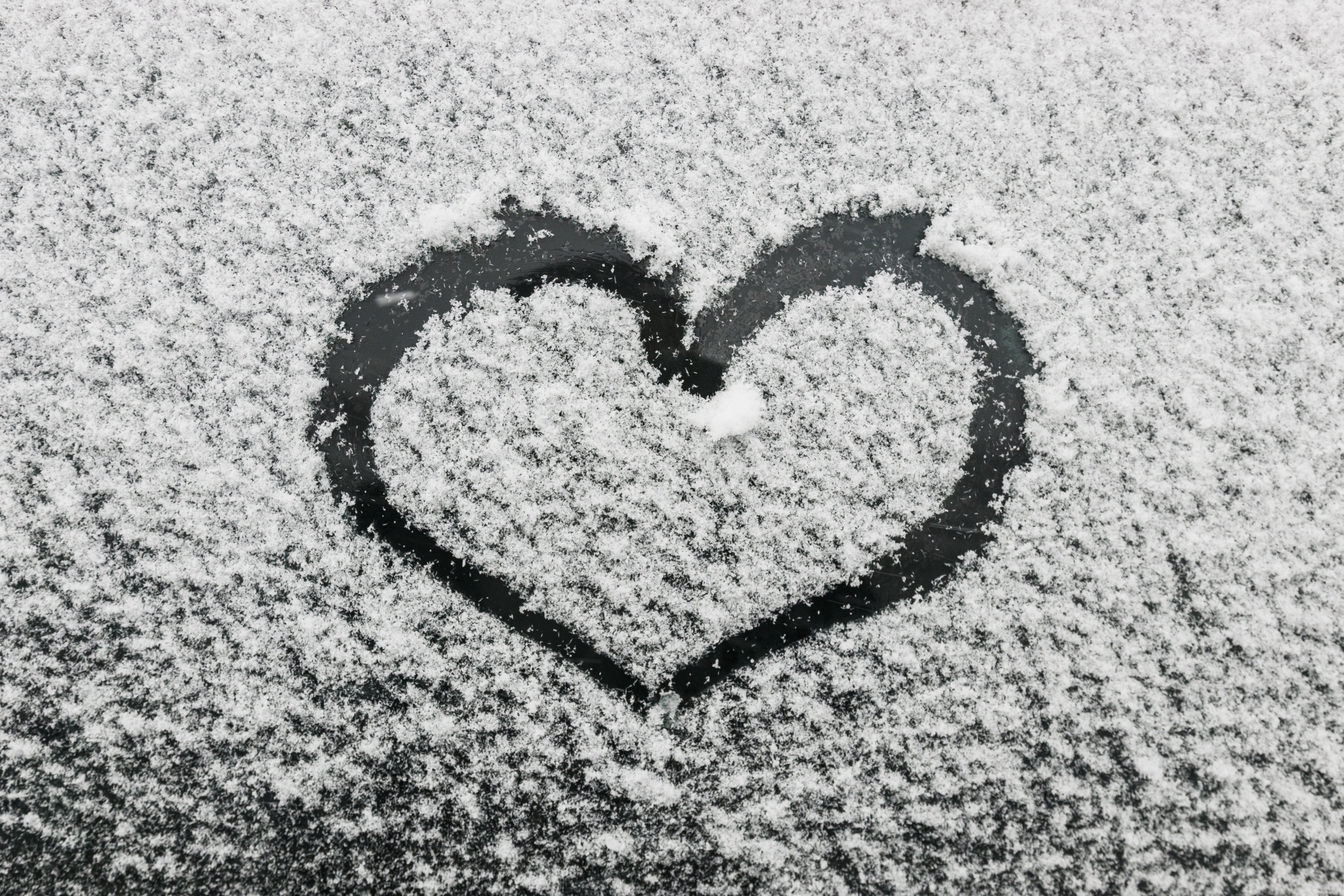Зима на сердце на душе оригинал. Сердце на снегу. Сердечко на снегу. Сердце нарисованное на снегу. Снег любовь.