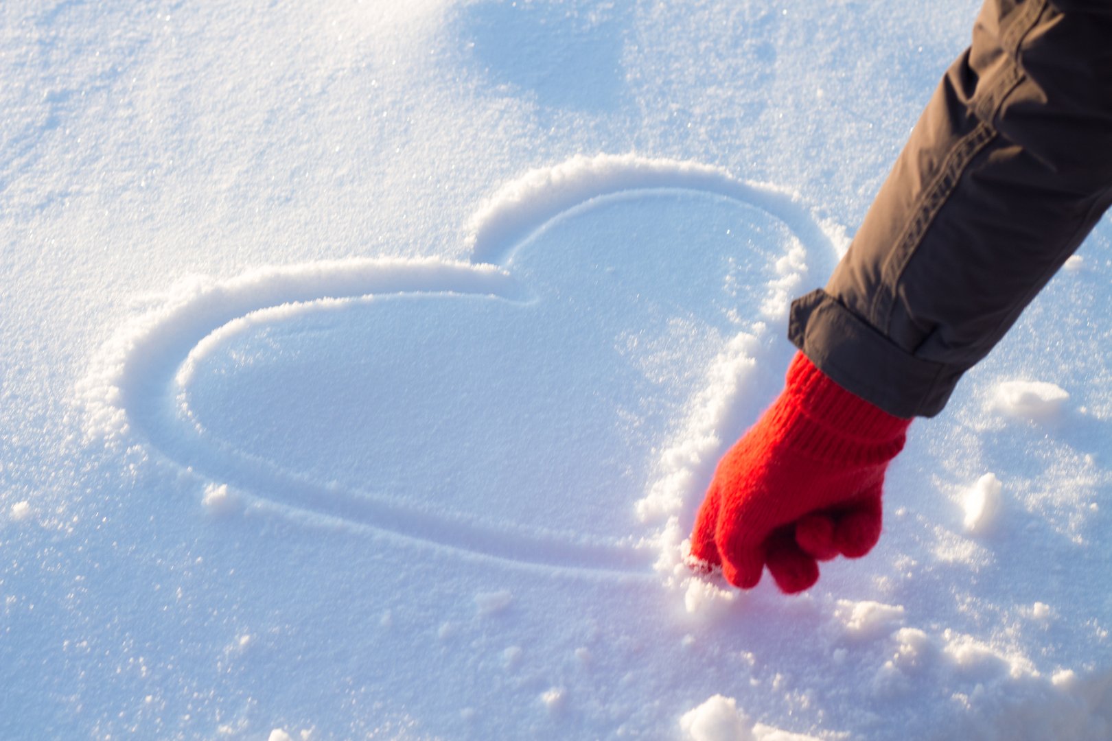 Зама сердце. Сердечко на снегу. Сердечко из снега. Сердце в руках снег. Сердце нарисованное на снегу.