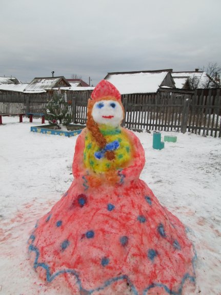 Снежная баба из снега в детском саду