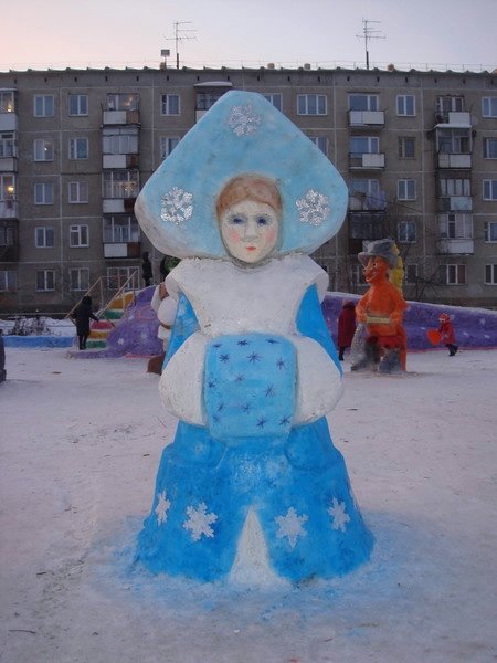 Снегурочка из снега