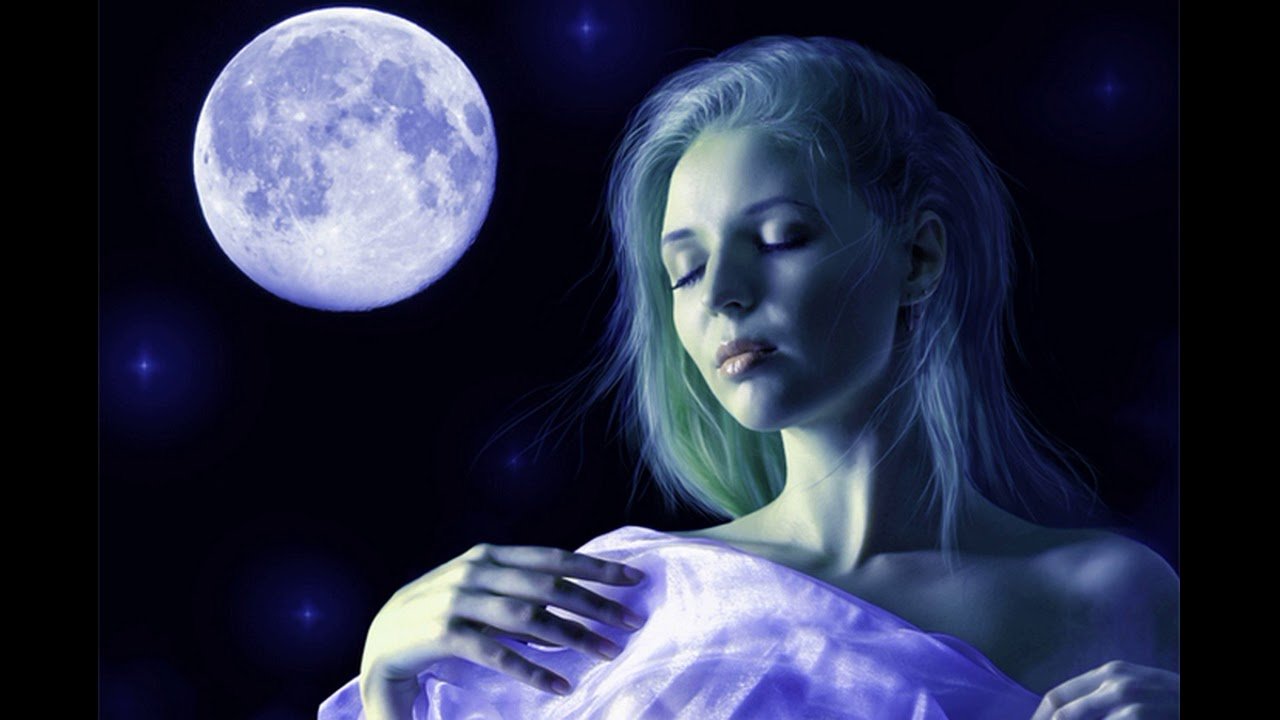 Озаренный светом луны. Лицо освещенное луной. Человек при лунном свете. Девушка под лунным светом. Лунное освещение.