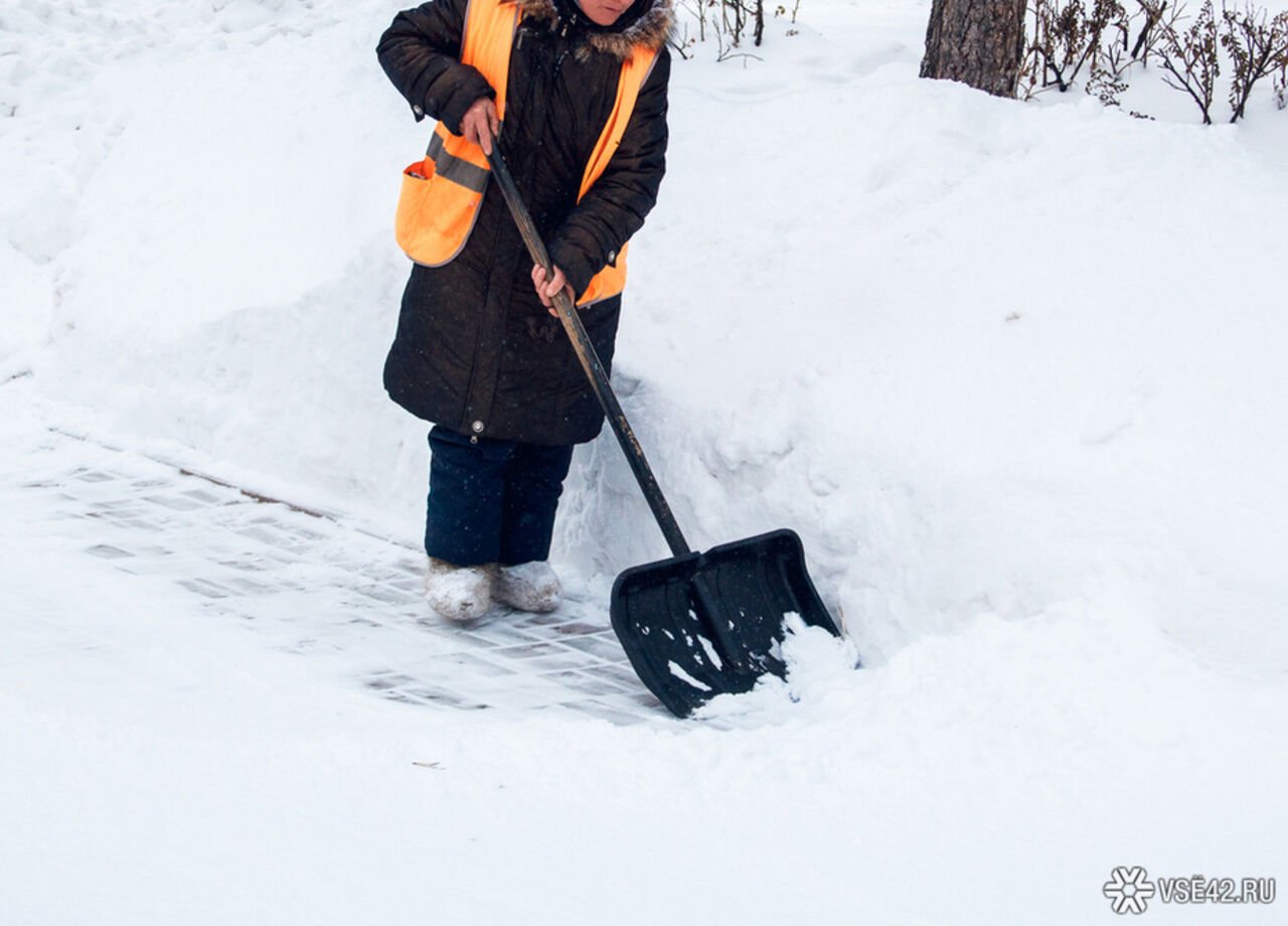 Кидает лопатой. Дворник убирает снег. Дворник с лопатой. Женщина с лопатой. Для уборки снега дворника.
