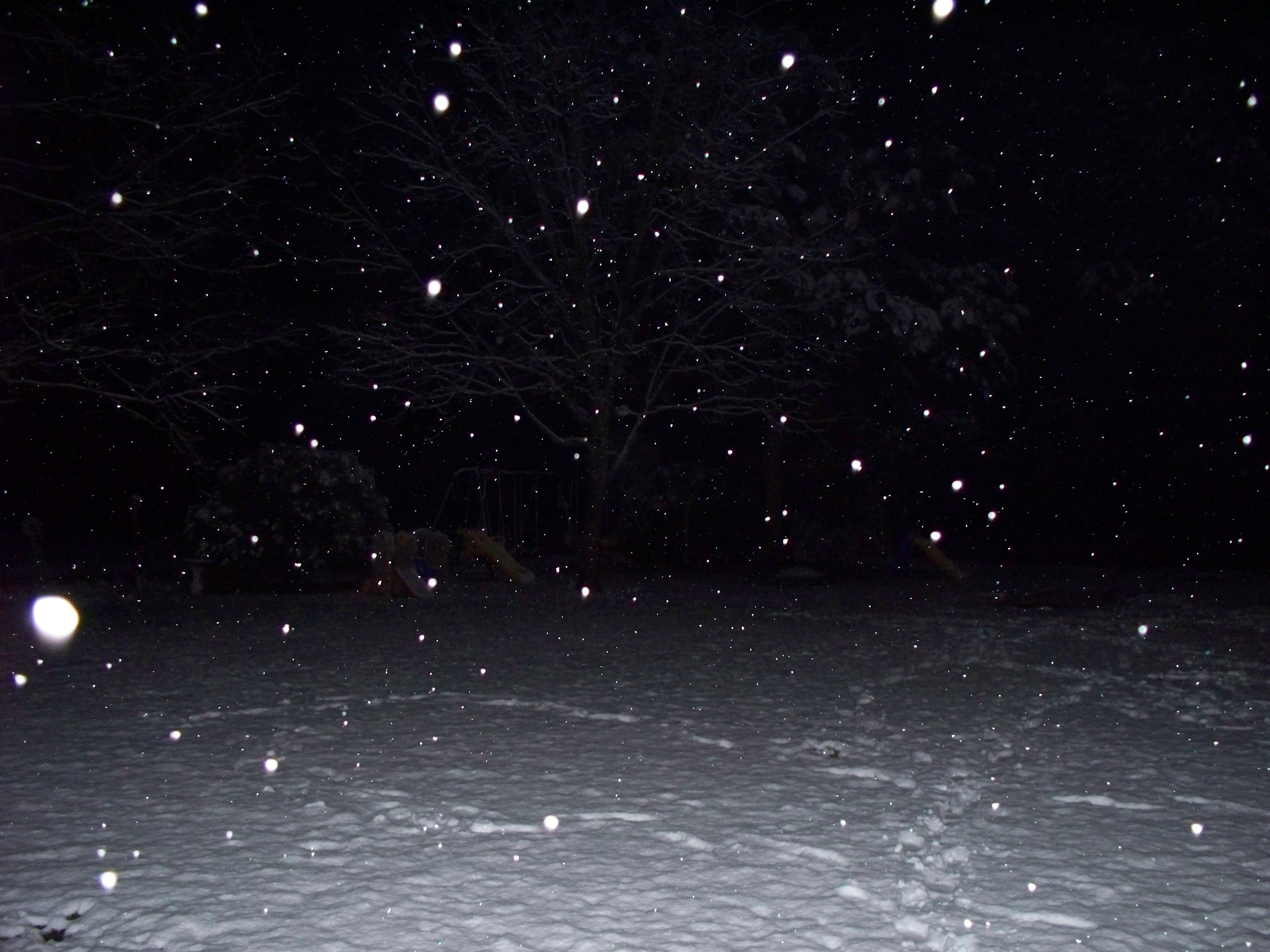 Черные снежки. Снегопад. Снегопад ночью. Ночной снег. Зимнее ночное небо.