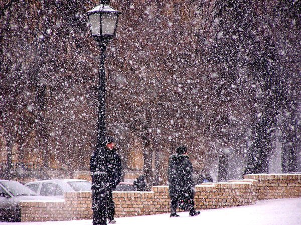 Идет снег хлопьями в городе