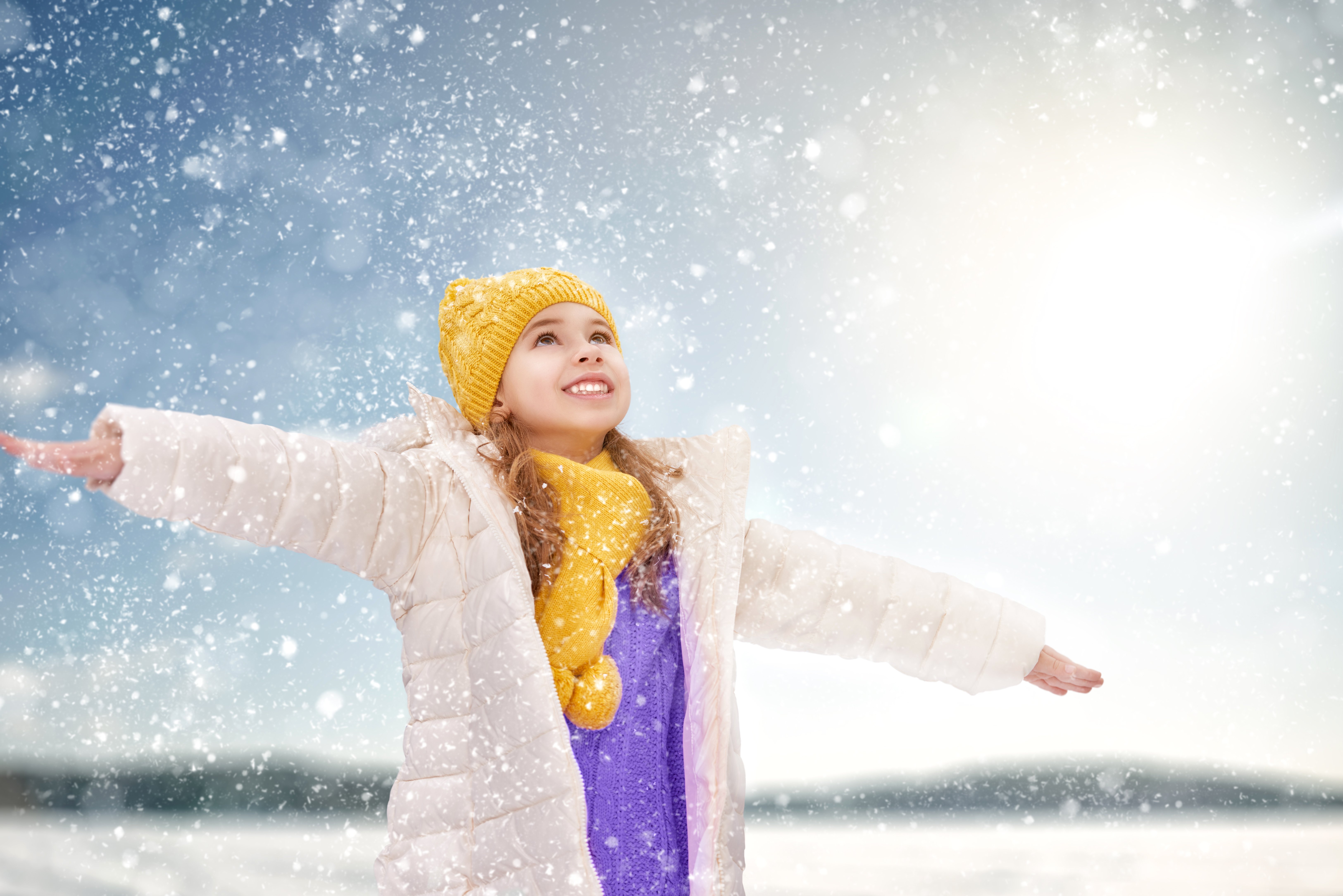 Маленькой девочке холодно. Зима для детей. Счастливые дети зимой. Дети радуются зиме. Дети радуются первому снегу.
