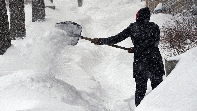 Кидает лопатой. Лопата для уборки снега. Уборка снега. Убирает снег. Расчистка снега лопатой.