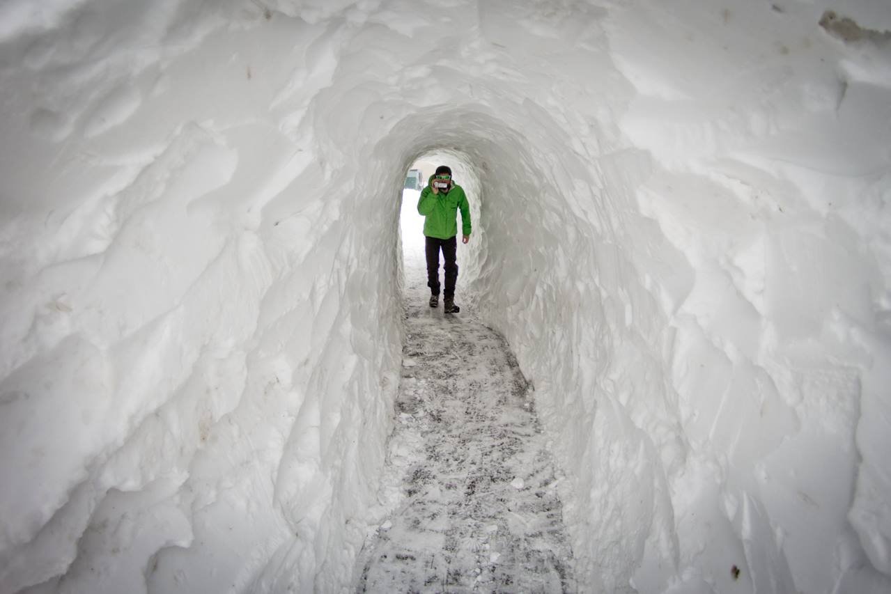 Снежный тоннель. Огромные сугробы. Туннель из снега. Тоннель в снегу. Самые большие сугробы